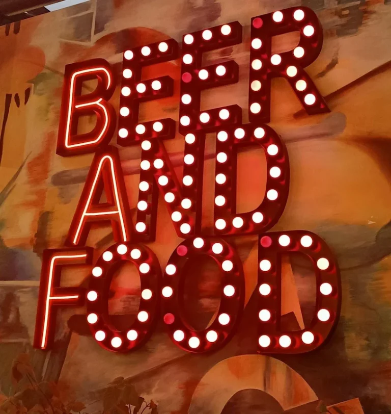 3D neon sign displaying the words "Beer" and "Food".